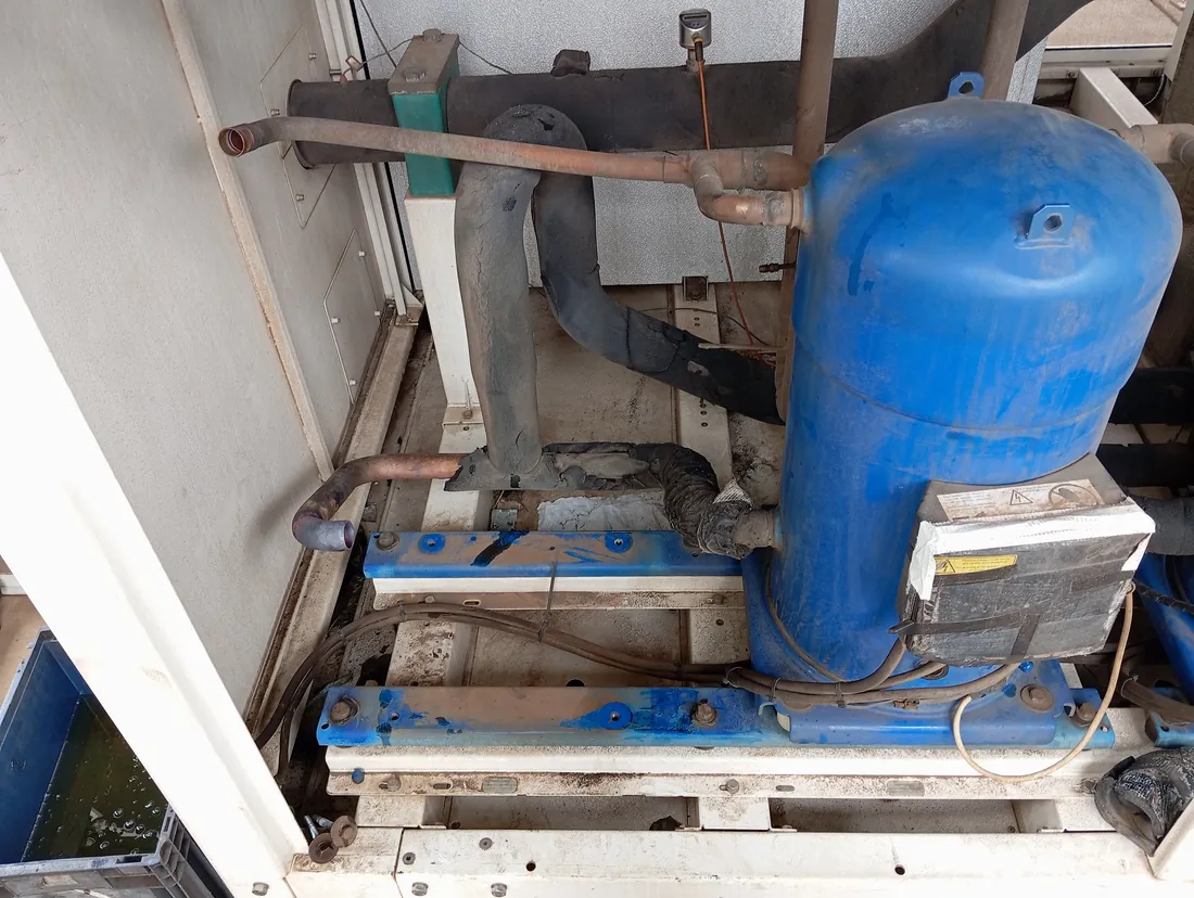 Compressor industrial de refrigeração em manutenção