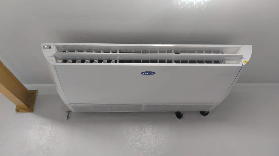 Unidade piso-teto instalada em ambiente corporativo